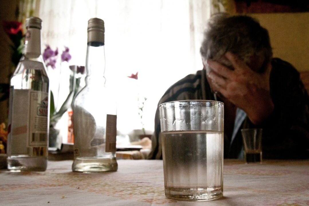 Išgėrimo kiekio nekontroliavimas yra alkoholizmo vystymosi požymis