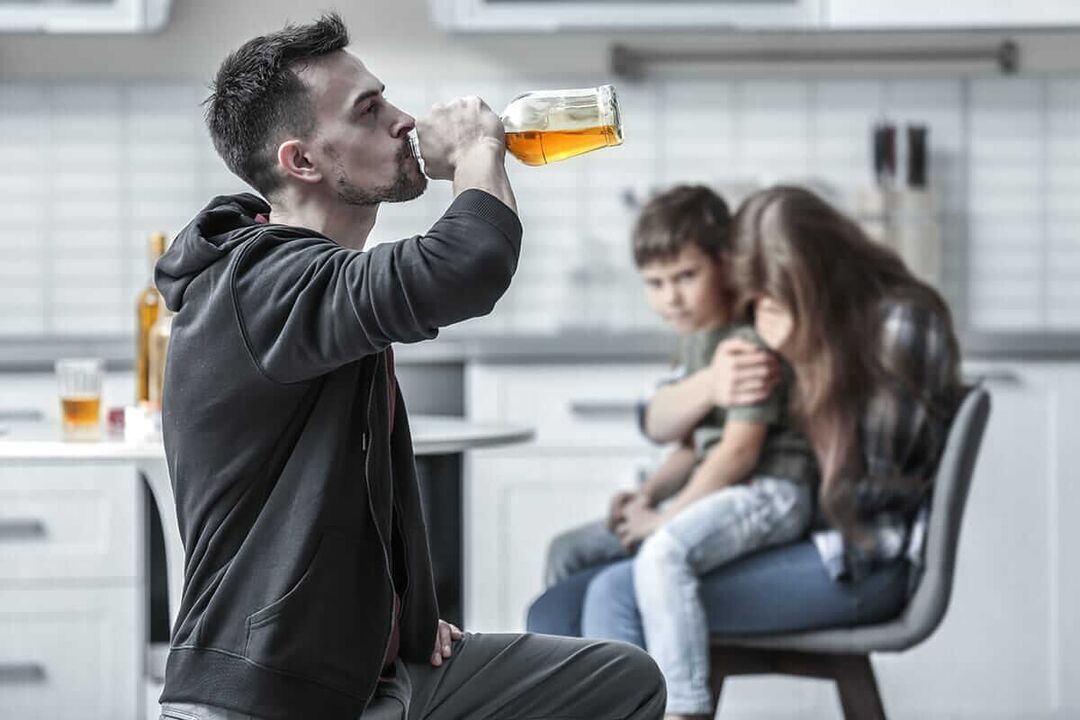 Vyrų alkoholizmas gali sugriauti šeimą